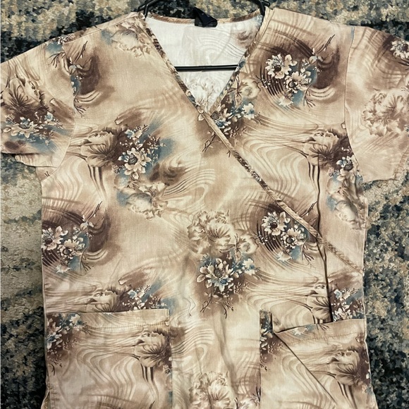 Beautiful tan scrub top, size S - Picture 2 of 2